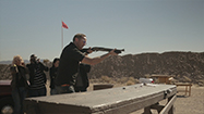 散弾銃で発火実験 (原題: Spitting Fire)の写真