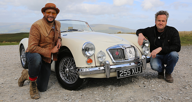 父と息子のMGAロードスター (原題: MGA Roadster)の写真