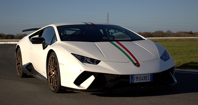 ランボルギーニ・ウラカン・ペルフォルマンテと対決 (原題: Lamborghini Huracan Performante)の写真