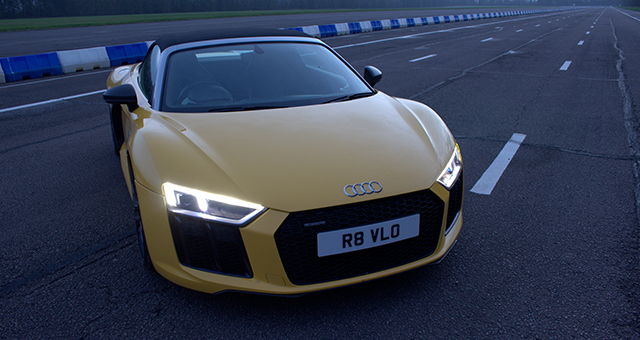 アウディR8と対決 (原題: Audi R8)の写真