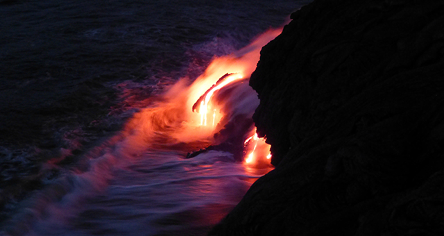 炎の島 (原題: Land of Fire)の写真
