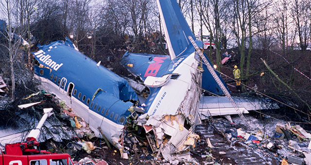 高速道路への墜落 (原題: Motorway Plane Crash)の写真