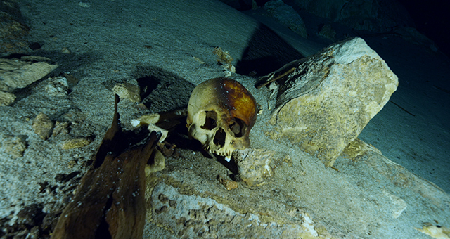 生贄の謎 (原題: Secrets of The Underworld)の写真