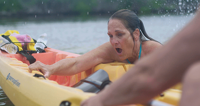 水面を飛ぶ凶器 (原題: Get Back Into The Kayak!)の写真