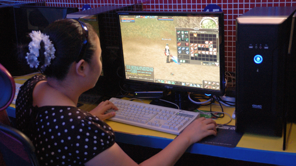 オンラインゲームにハマる韓国の写真